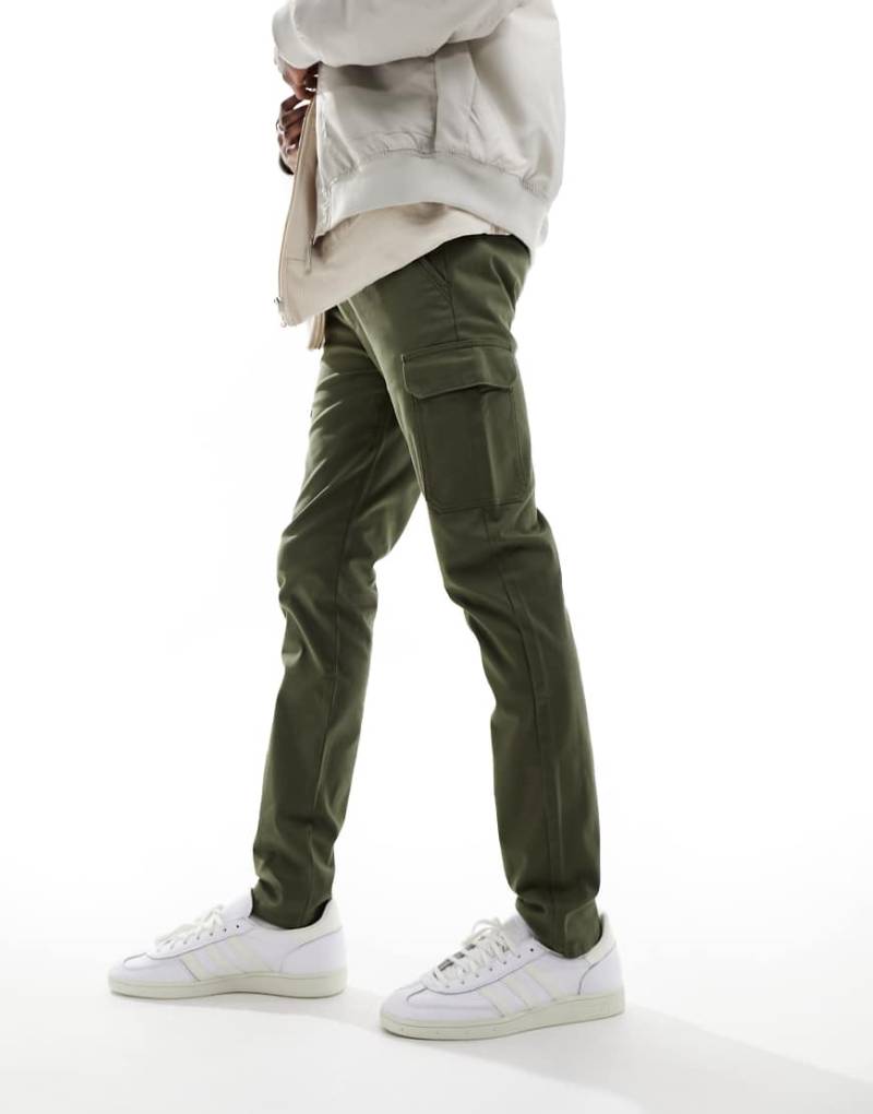 ASOS DESIGN - Eng geschnittene Cargohose in Khaki-Grün von ASOS DESIGN