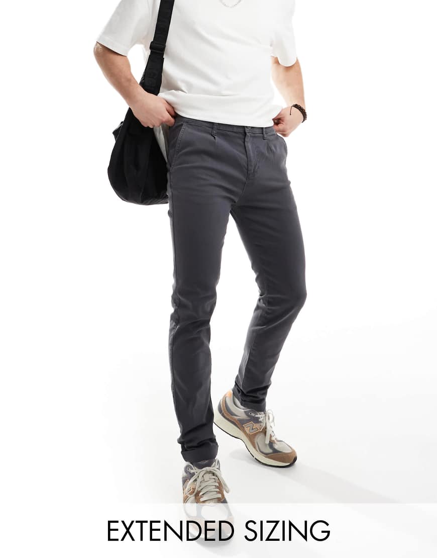 ASOS DESIGN - Eng geschnittene Chinohose in verwaschenem Anthrazit-Grau von ASOS DESIGN