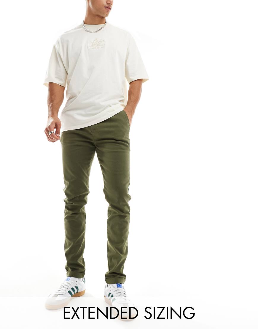 ASOS DESIGN - Eng geschnittene Chinohose in verwaschenem dunklem Khaki-Grün von ASOS DESIGN