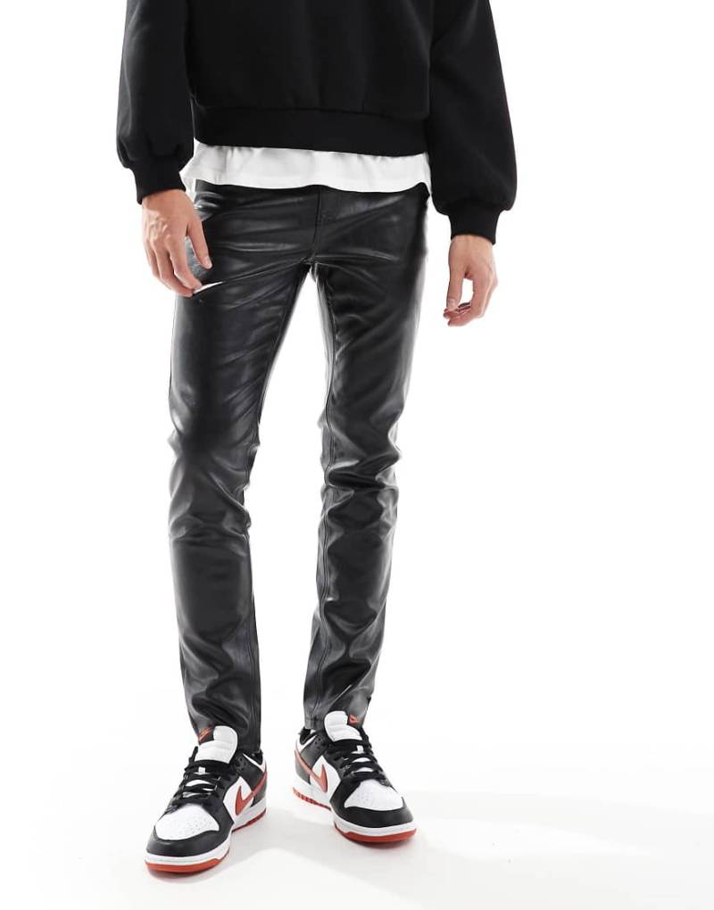 ASOS DESIGN - Eng geschnittene Hose in schwarzer Lederoptik von ASOS DESIGN