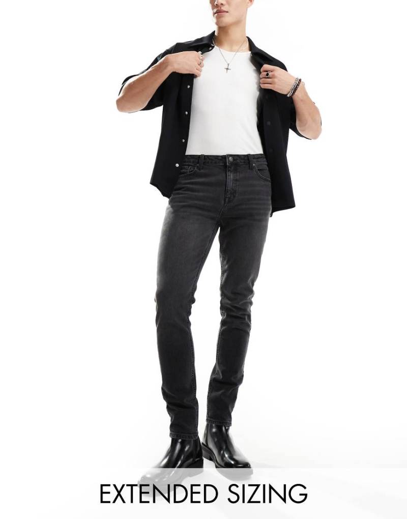 ASOS DESIGN - Eng geschnittene Jeans in Schwarz mit Vintage-Tönung von ASOS DESIGN