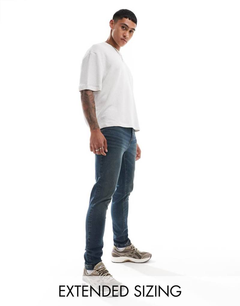 ASOS DESIGN - Eng geschnittene Jeans in blau getönter Vintage-Waschung von ASOS DESIGN