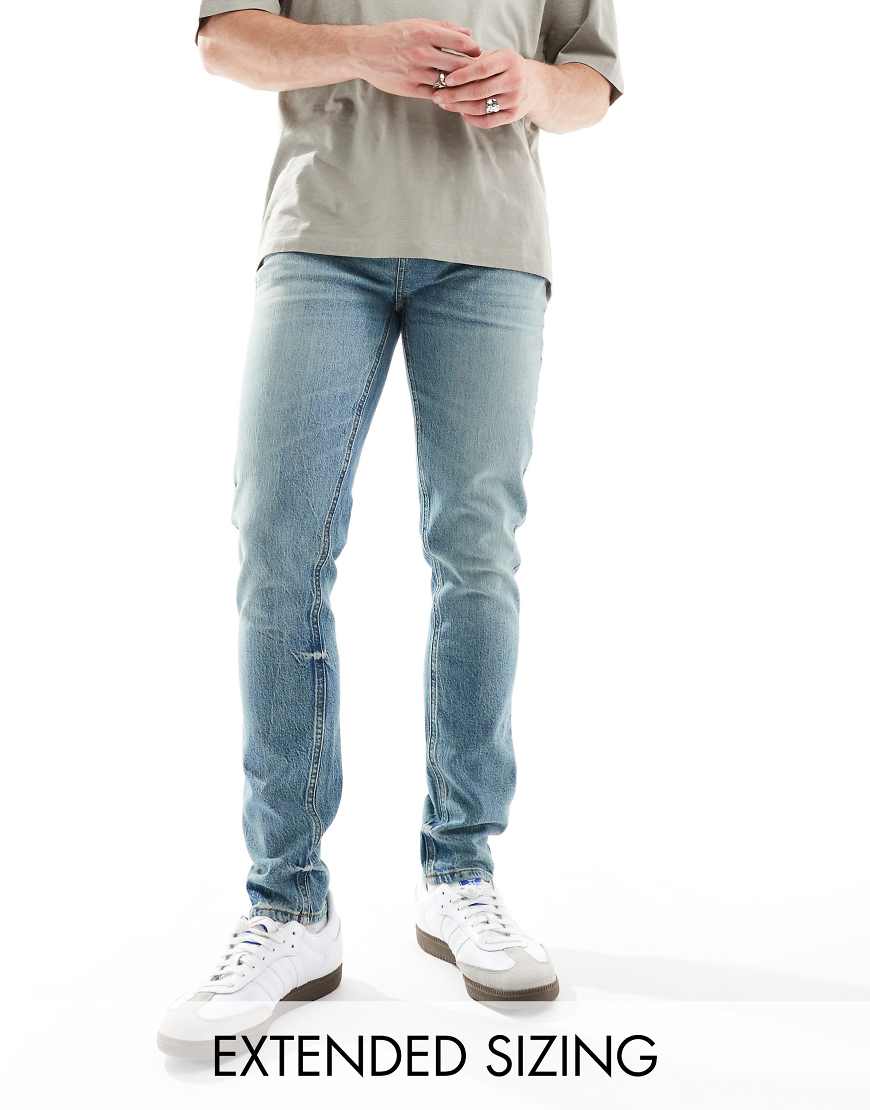 ASOS DESIGN - Eng geschnittene Jeans in getönter, mittlerer Vintage-Waschung-Blau ASOS DESIGN - Eng geschnittene Jeans in getönter, mittlerer Vintage-Waschung-Blau von ASOS DESIGN