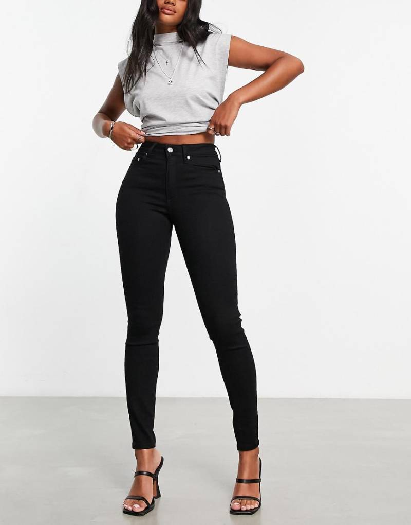 ASOS DESIGN - Eng geschnittene Jeans in reinem Schwarz von ASOS DESIGN