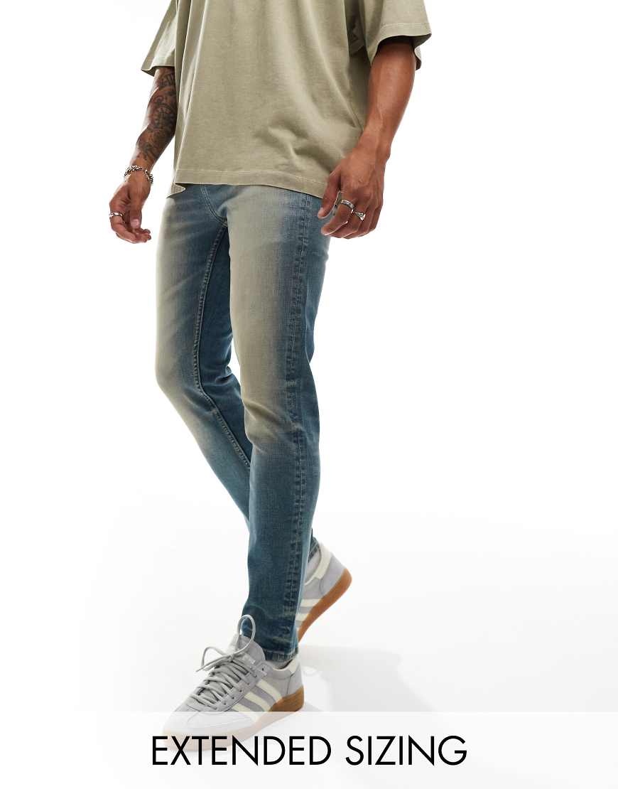 ASOS DESIGN - Eng geschnittene Jeans in stark getönter, mittelblauer Waschung ASOS DESIGN - Eng geschnittene Jeans in stark getönter, mittelblauer Waschung von ASOS DESIGN