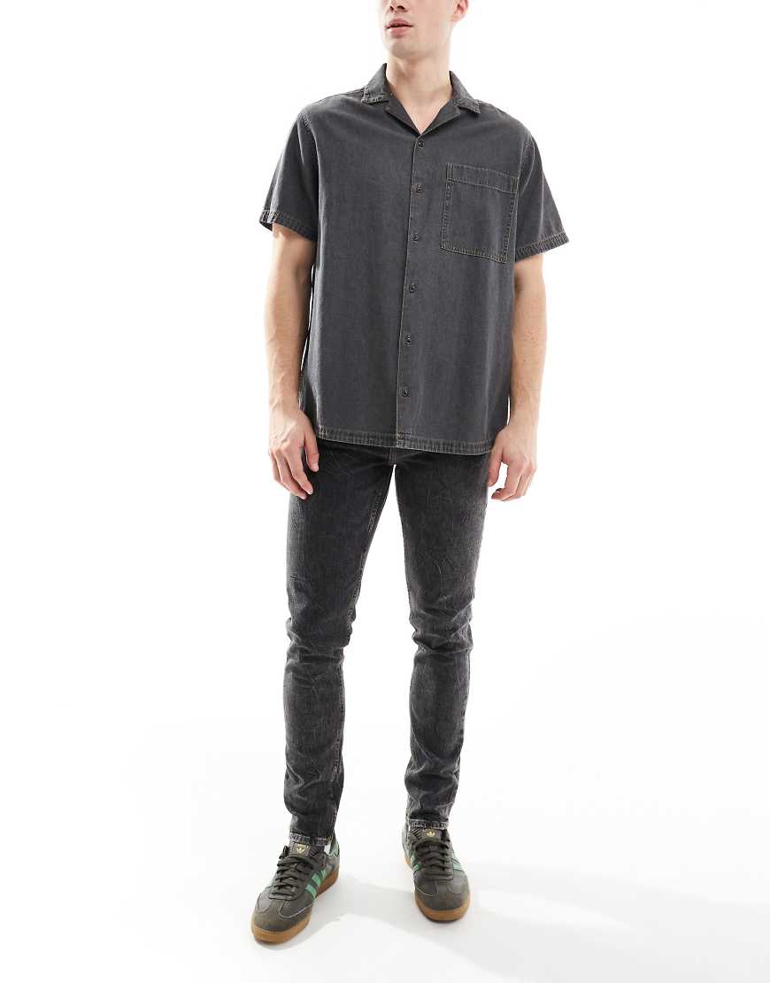 ASOS DESIGN - Eng geschnittene Jeans in stark verwaschenem Schwarz ASOS DESIGN - Eng geschnittene Jeans in stark verwaschenem Schwarz von ASOS DESIGN