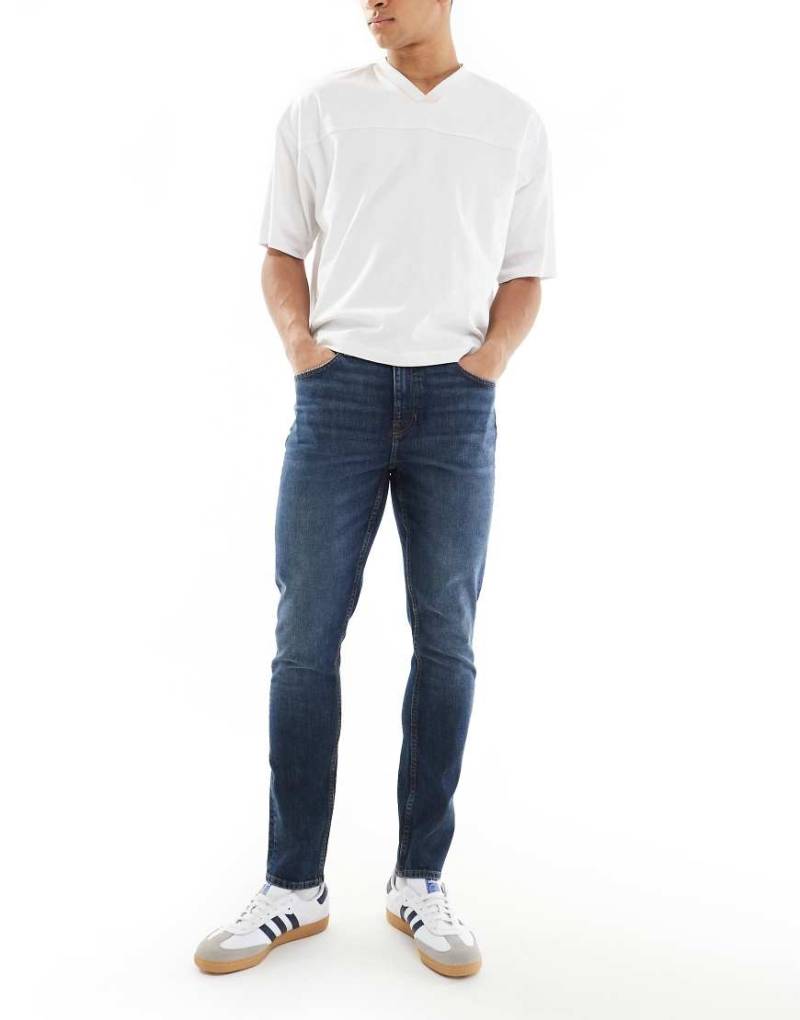 ASOS DESIGN - Eng geschnittene Jeans in verwaschenem Dunkelblau von ASOS DESIGN
