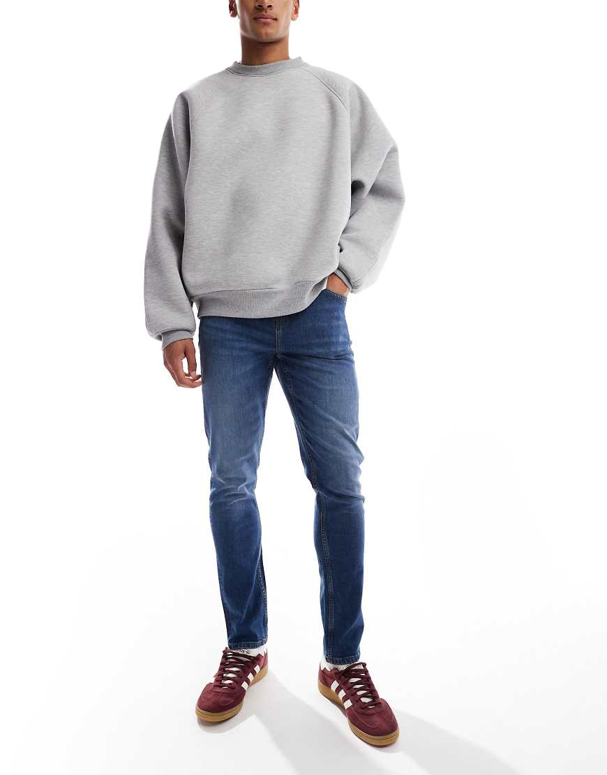 ASOS DESIGN - Eng geschnittene Jeans in verwaschenem Dunkelblau von ASOS DESIGN