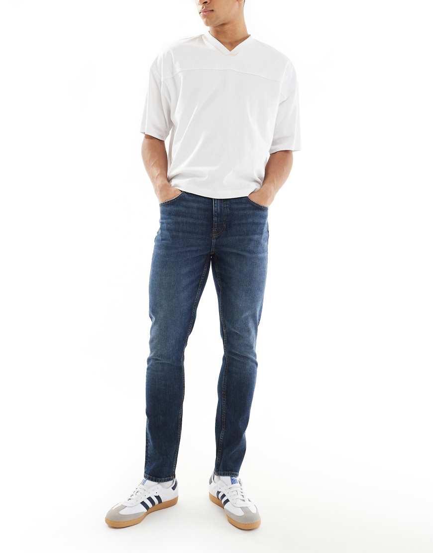 ASOS DESIGN - Eng geschnittene Jeans in verwaschenem Dunkelblau ASOS DESIGN - Eng geschnittene Jeans in verwaschenem Dunkelblau von ASOS DESIGN