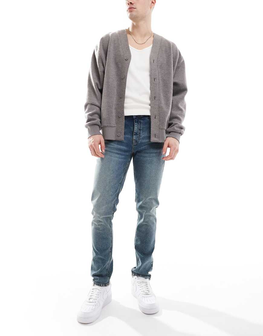 ASOS DESIGN - Eng geschnittene Jeans in verwaschenem Dunkelblau ASOS DESIGN - Eng geschnittene Jeans in verwaschenem Dunkelblau von ASOS DESIGN
