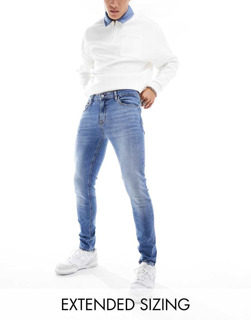 ASOS DESIGN - Eng geschnittene Jeans in verwaschenem Hellblau ASOS DESIGN - Eng geschnittene Jeans in verwaschenem Hellblau von ASOS DESIGN