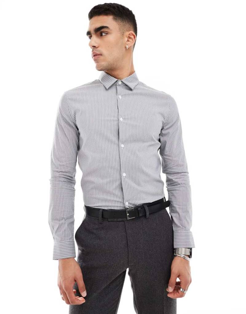ASOS DESIGN - Eng geschnittenes Hemd in Anthrazit mit eckigem Kragen-Grau von ASOS DESIGN