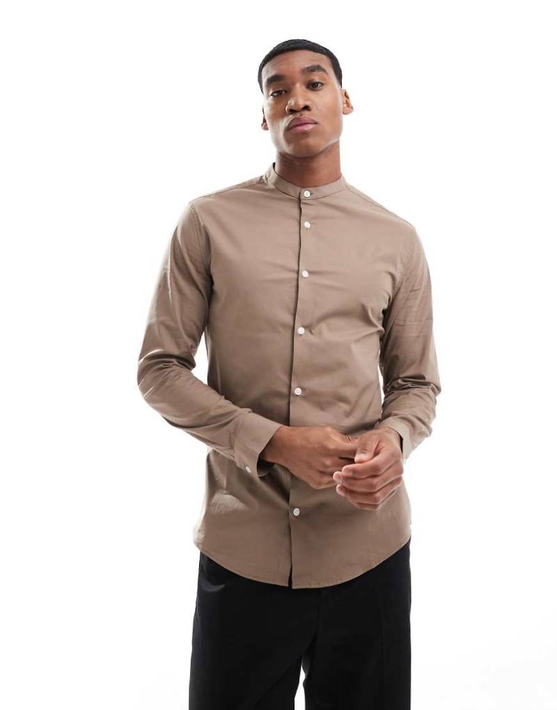 ASOS DESIGN - Eng geschnittenes Popeline-Hemd in Braun mit Grandad-Kragen von ASOS DESIGN