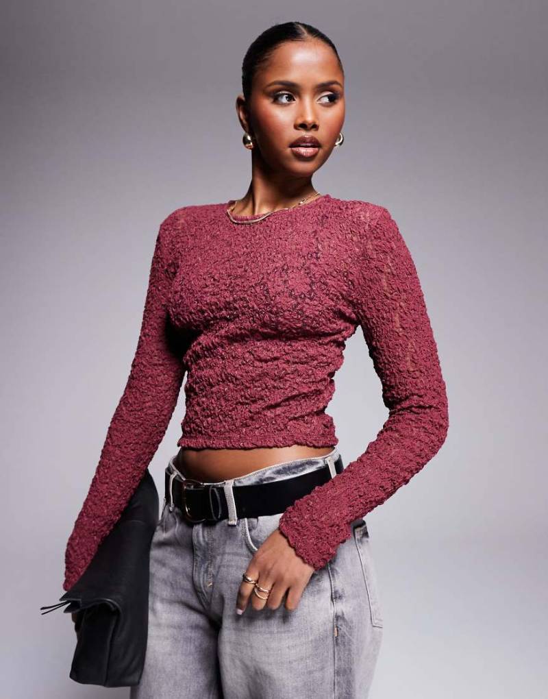 ASOS DESIGN - Enganliegendes, langärmliges Top aus Spitze in Burgunderrot mit Rundhalsausschnitt von ASOS DESIGN