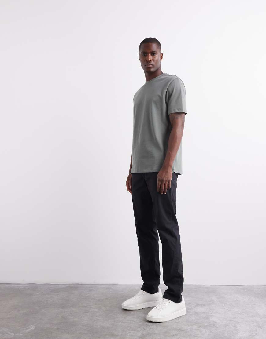 ASOS DESIGN - Enge, schwarze Chinos von ASOS DESIGN