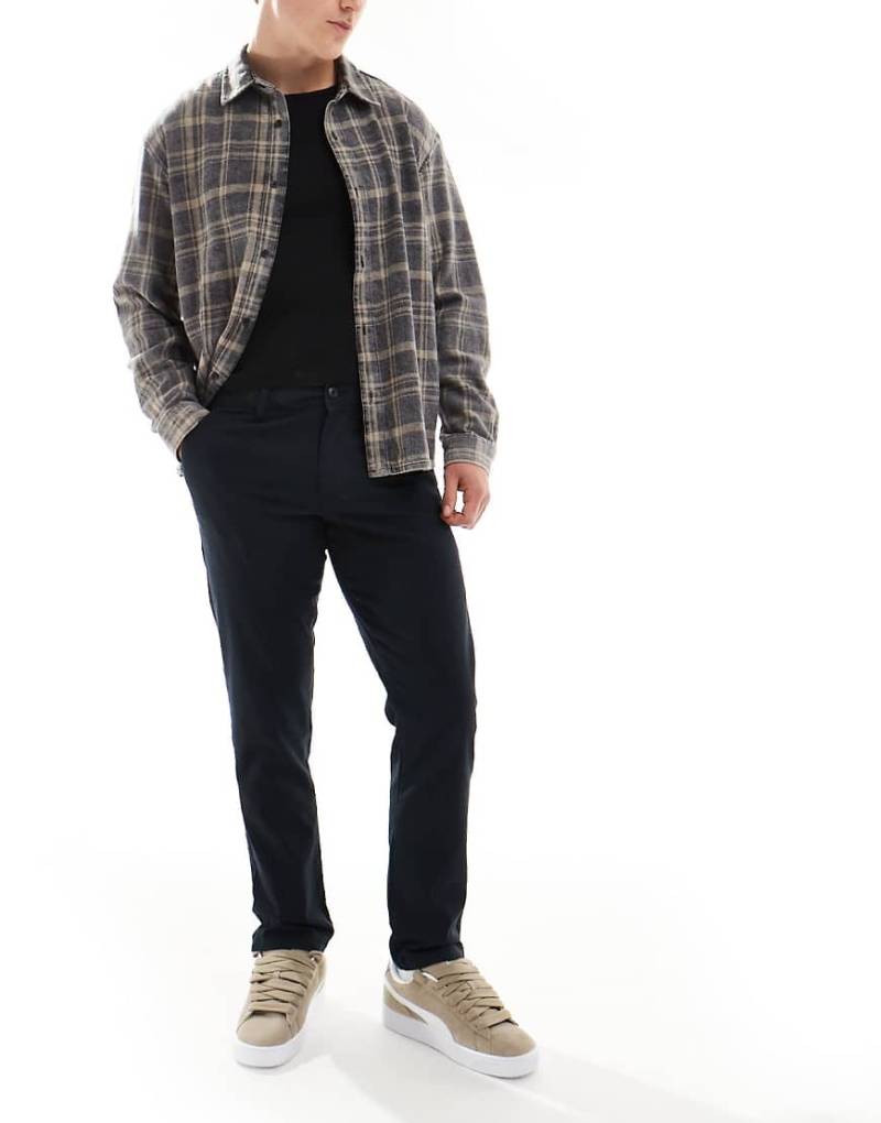 ASOS DESIGN - Enge, schwarze Chinos von ASOS DESIGN