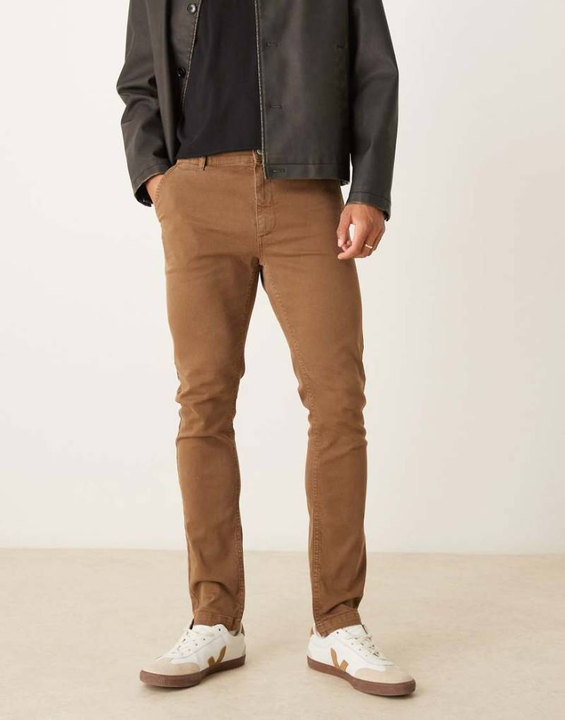 ASOS DESIGN - Hose mit engem Schnitt in Braun-Brown von ASOS DESIGN