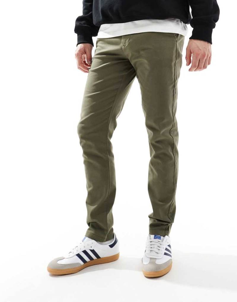 ASOS DESIGN - Enge Chinohose in Khaki-Grün von ASOS DESIGN