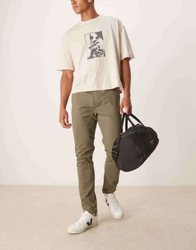 ASOS DESIGN - Enge Chinohose in Khaki-Grün von ASOS DESIGN