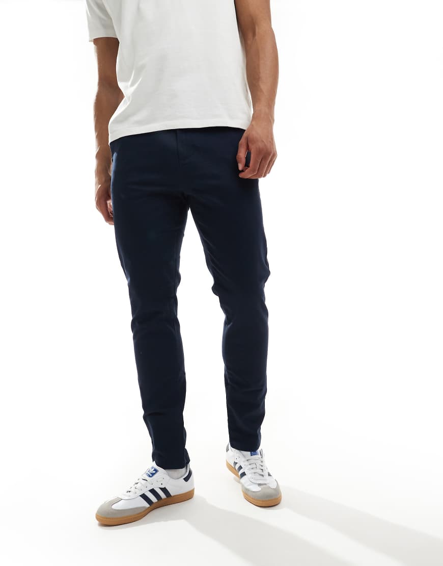 ASOS DESIGN - Enge Chinohose in Marineblau von ASOS DESIGN