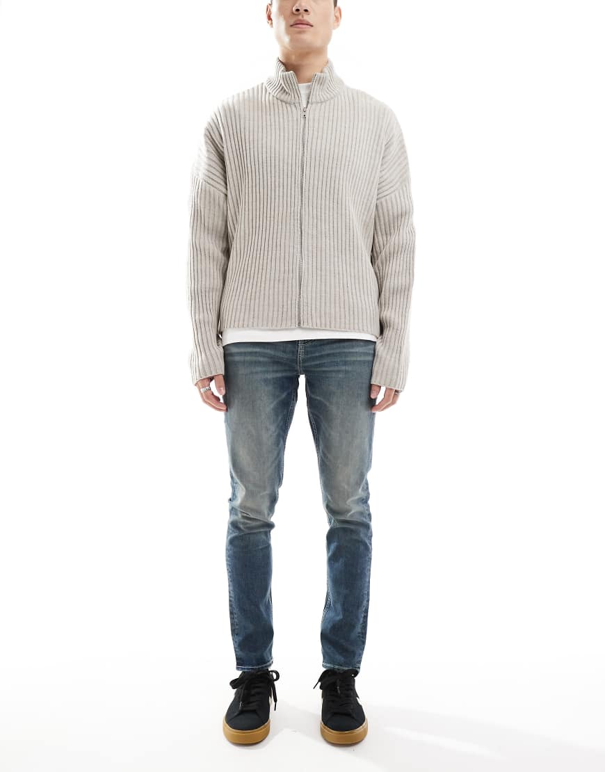 ASOS DESIGN - Enge Jeans in hellblauer Waschung mit grüner Tönung ASOS DESIGN - Enge Jeans in hellblauer Waschung mit grüner Tönung von ASOS DESIGN