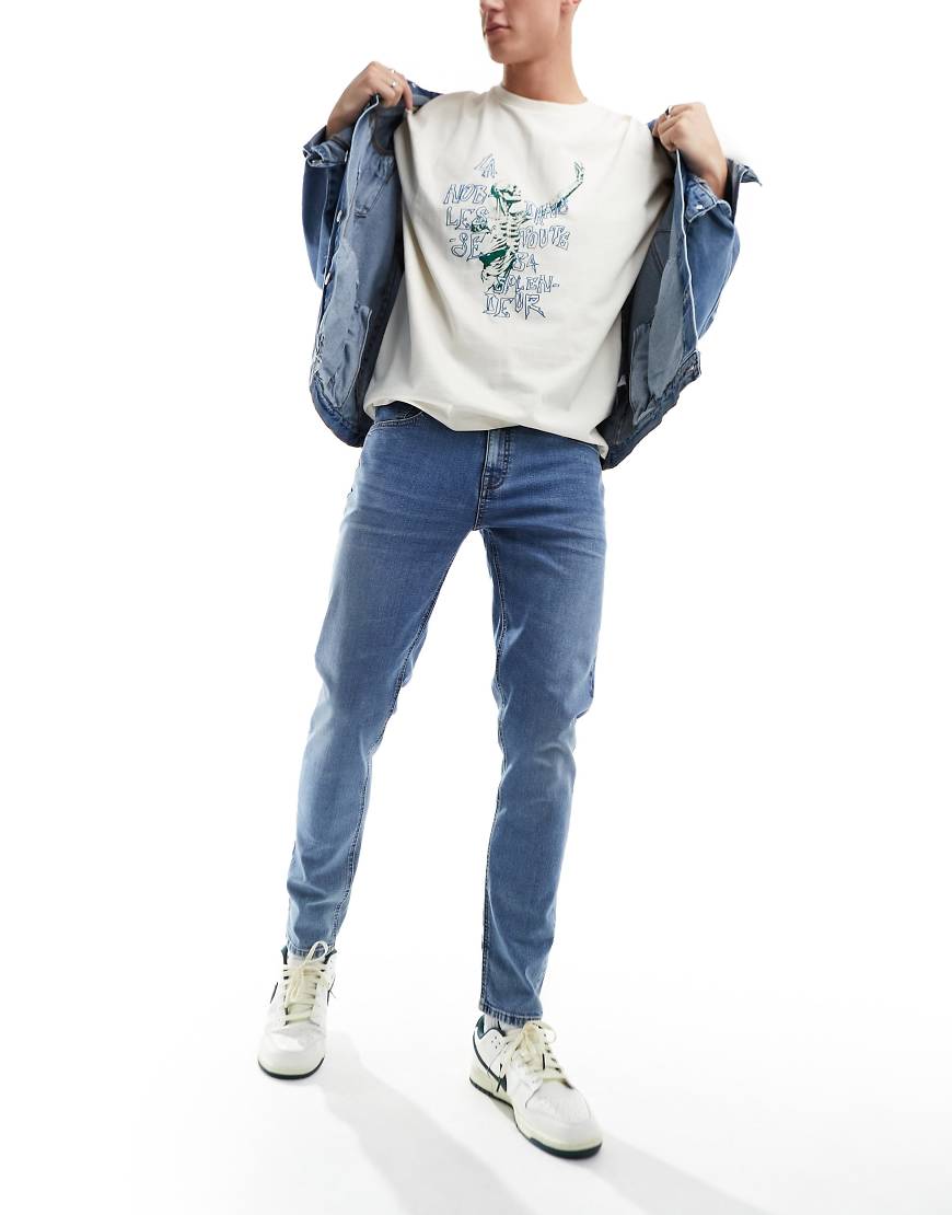 ASOS DESIGN - Enge Jeans in verwaschenem Mittelblau ASOS DESIGN - Enge Jeans in verwaschenem Mittelblau von ASOS DESIGN