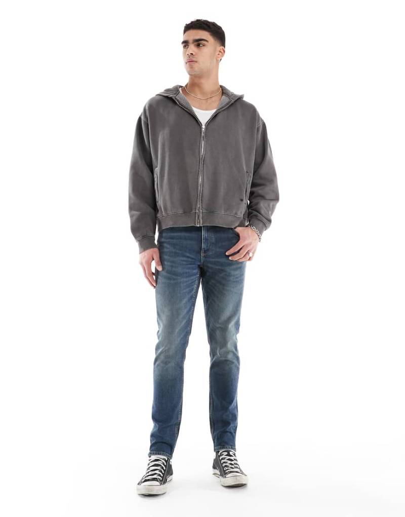 ASOS DESIGN - Enge Jeans in verwaschenem Mittelblau von ASOS DESIGN