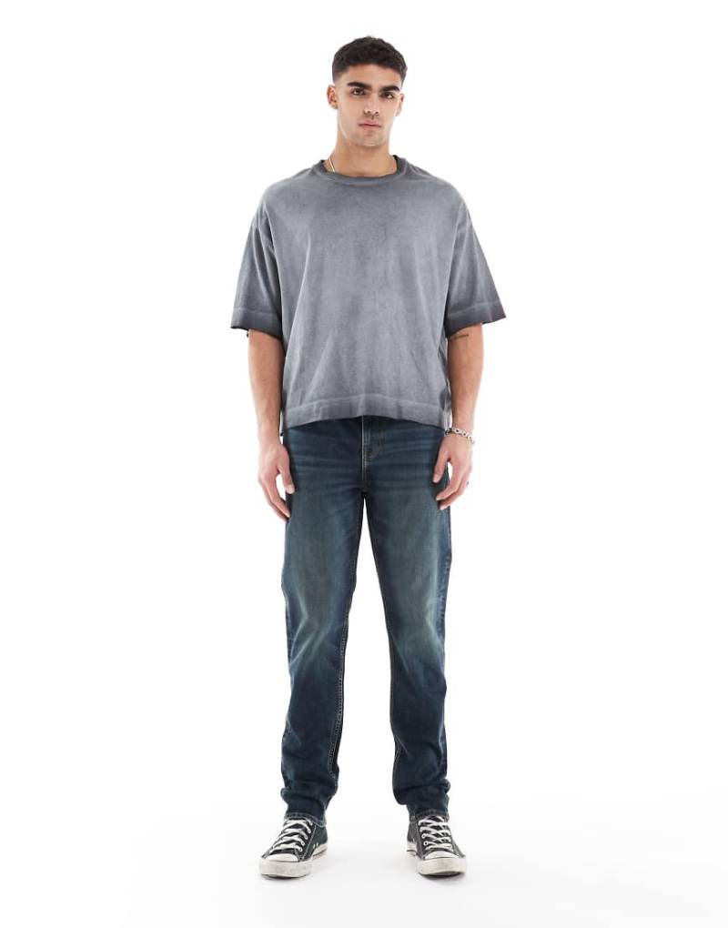 ASOS DESIGN - Enge Jeans in verwaschenem Mittelblau von ASOS DESIGN