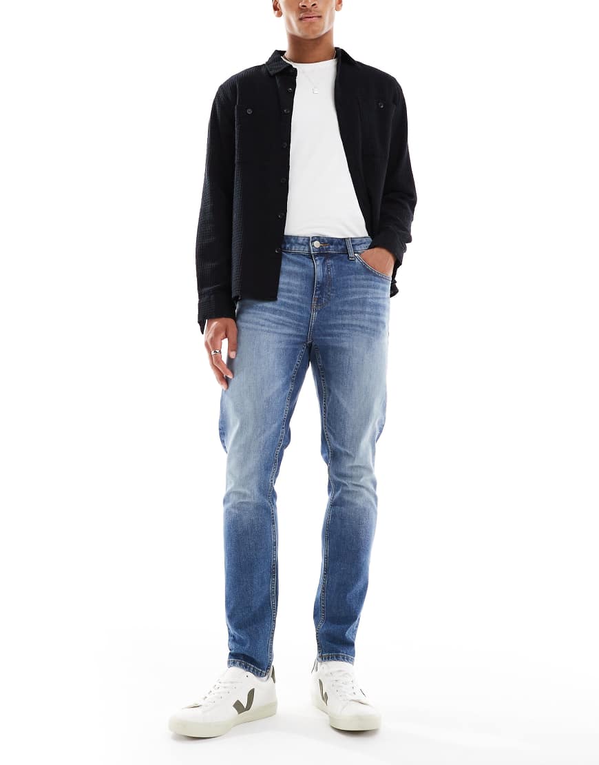 ASOS DESIGN - Enge Jeans in verwaschenem Mittelblau ASOS DESIGN - Enge Jeans in verwaschenem Mittelblau von ASOS DESIGN