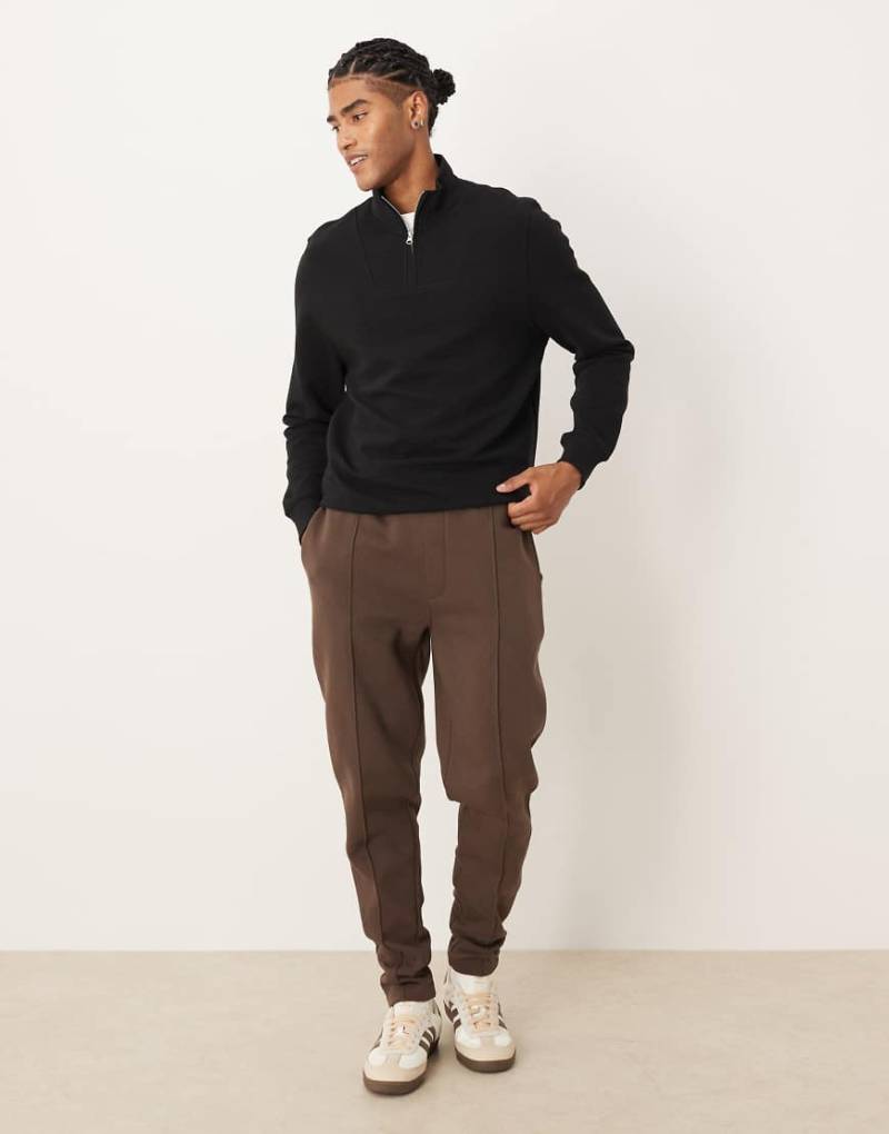 ASOS DESIGN - Enge Jogginghose in Braun mit Biesen-Brown von ASOS DESIGN
