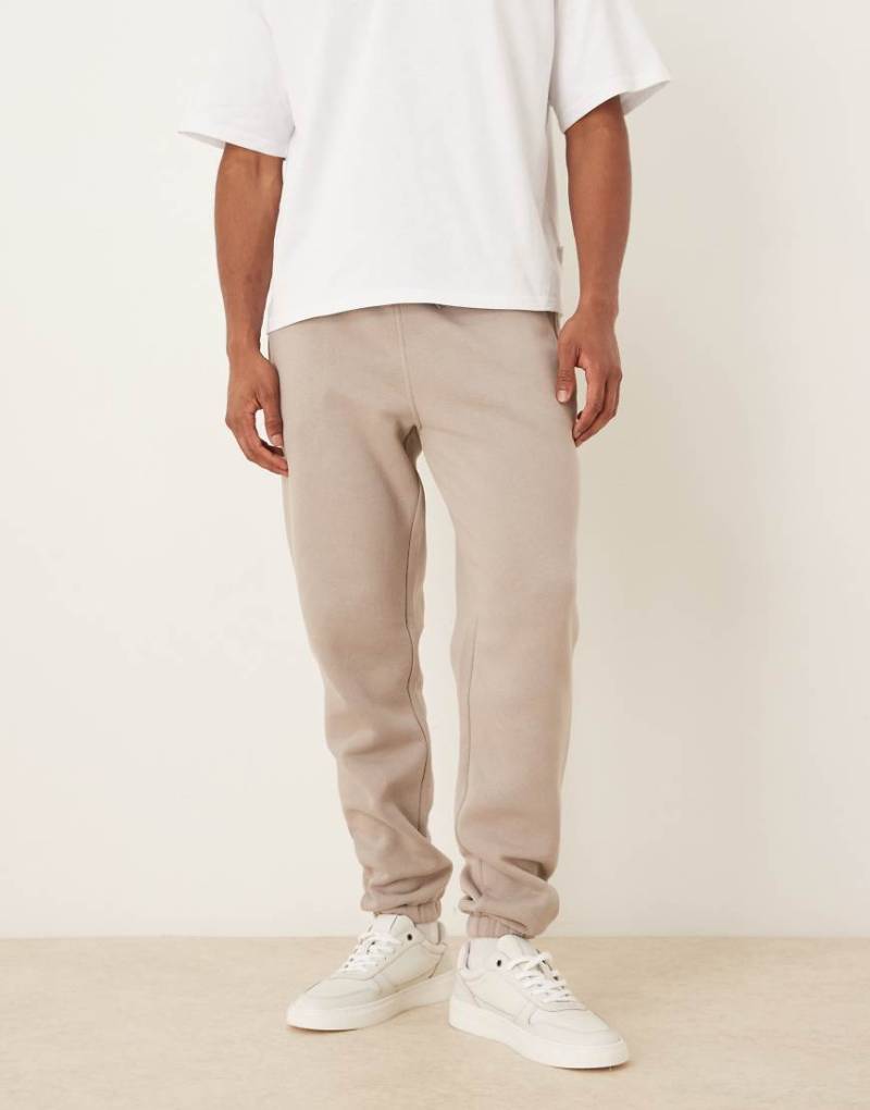 ASOS DESIGN - Eng geschnittene Basic-Jogginghose in Beige-Grau von ASOS DESIGN