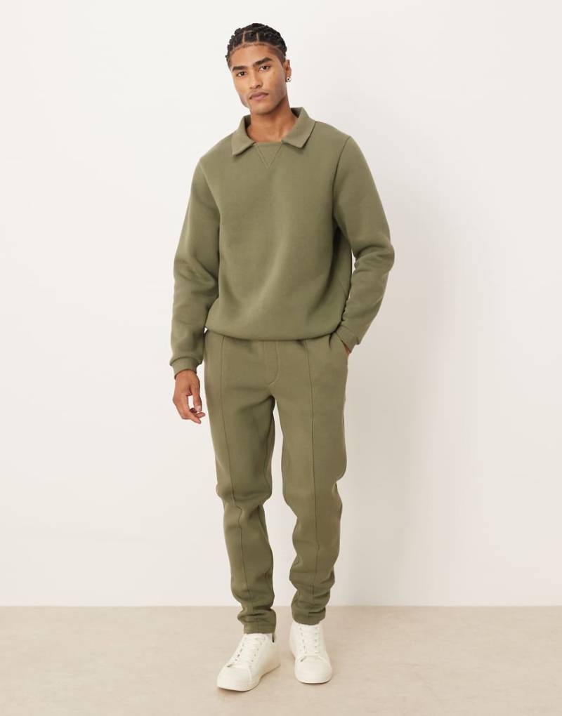 ASOS DESIGN - Enge Jogginghose in Grün mit Biesen von ASOS DESIGN