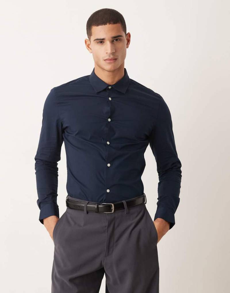 ASOS DESIGN - Enges Popelin-Hemd in Marineblau von ASOS DESIGN