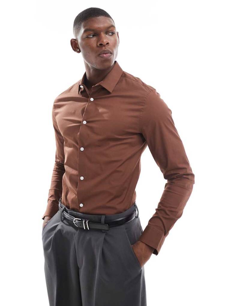ASOS DESIGN - Enges Popeline-Hemd in Braun mit eckigem Kragen von ASOS DESIGN