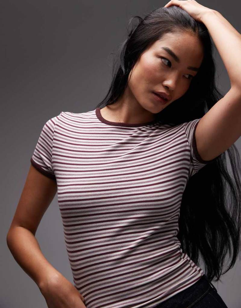 ASOS DESIGN - Enges Ringer-T-Shirt in Pflaume mit Streifen-Bunt von ASOS DESIGN