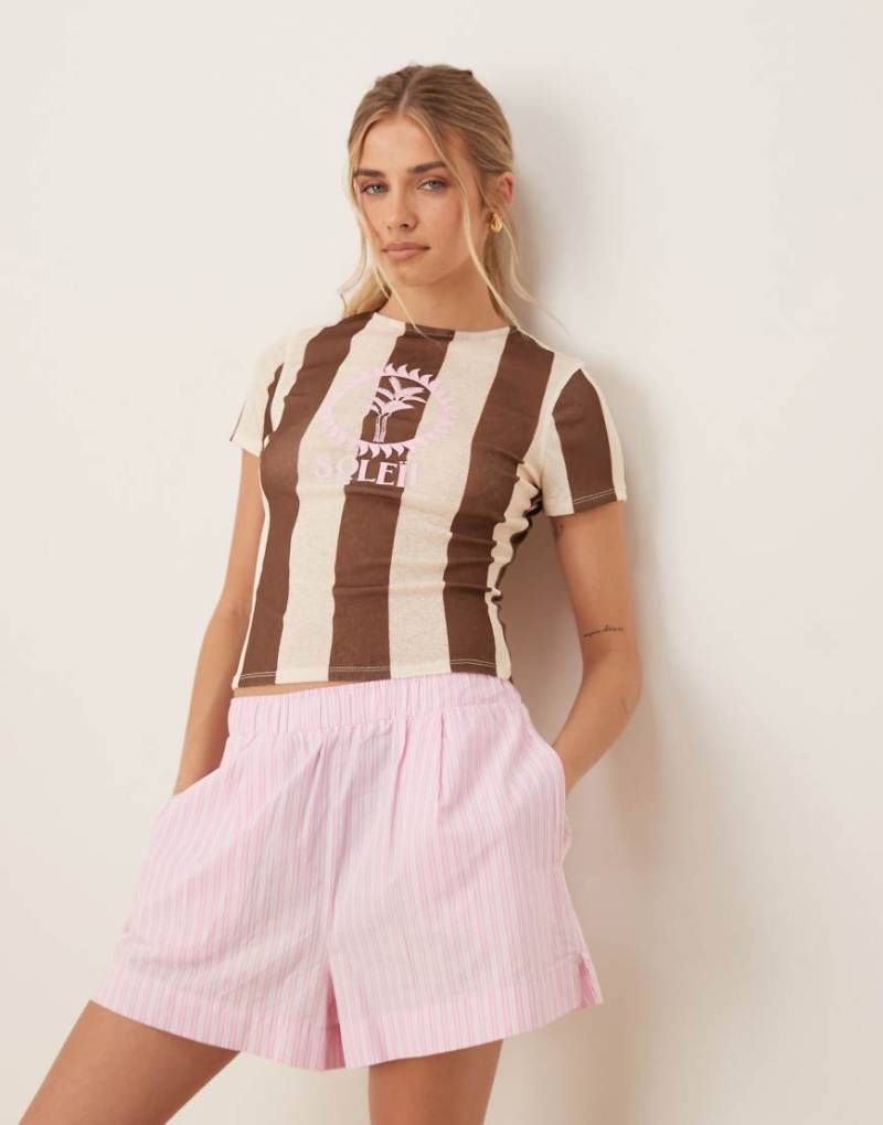 ASOS DESIGN - Enges T-Shirt in Creme gestreift mit „Soleil"-Grafik-Bunt von ASOS DESIGN