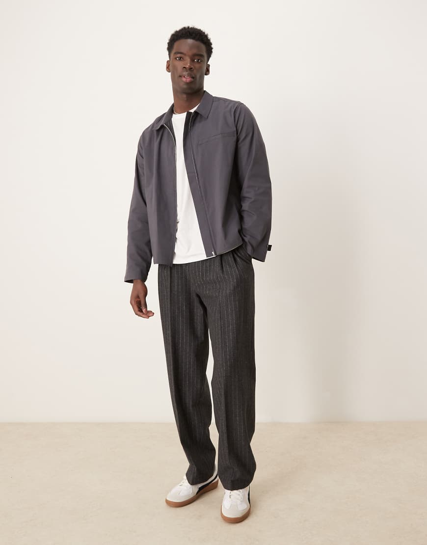 ASOS DESIGN - Entspanntes, kastiges Hemd in verwaschenem Schwarz mit durchgehendem Reißverschluss-Grau von ASOS DESIGN