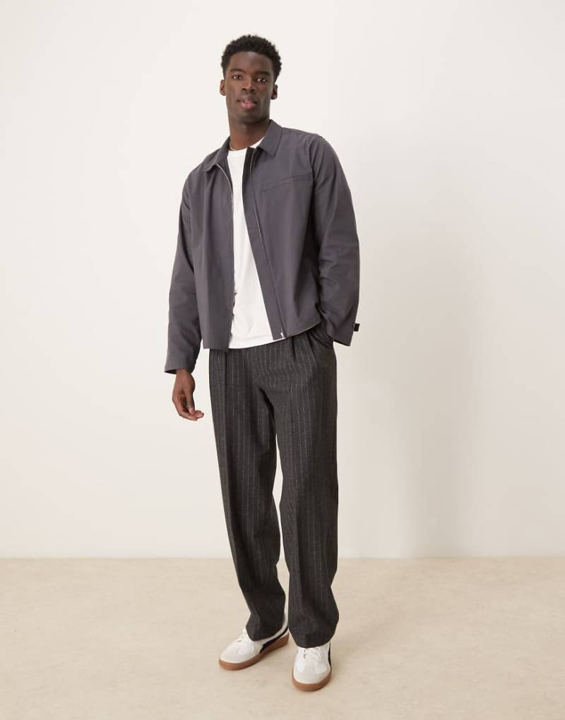ASOS DESIGN - Entspanntes, kastiges Hemd in verwaschenem Schwarz mit durchgehendem Reißverschluss-Grau von ASOS DESIGN