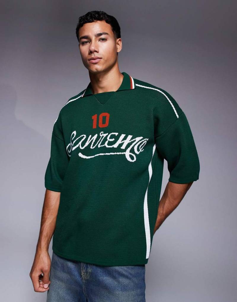 ASOS DESIGN - Relaxed Fit Strick-Polohemd in Dunkelgrün mit Sport-Prints von ASOS DESIGN