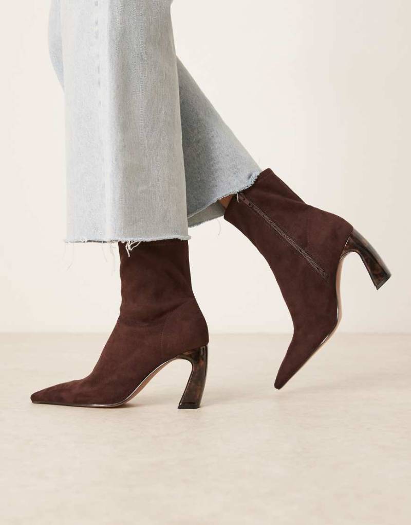 ASOS DESIGN - Esme - Stiefeletten aus Wildlederimitat in Schokobraun mit Bananenabsatz von ASOS DESIGN
