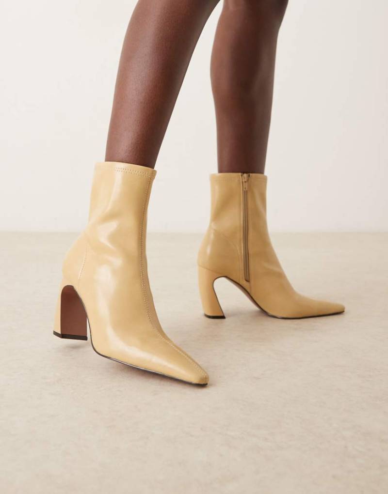 ASOS DESIGN - Esme - Stiefeletten in Buttermilchgelb mit Bananen-Absatz-Neutral von ASOS DESIGN
