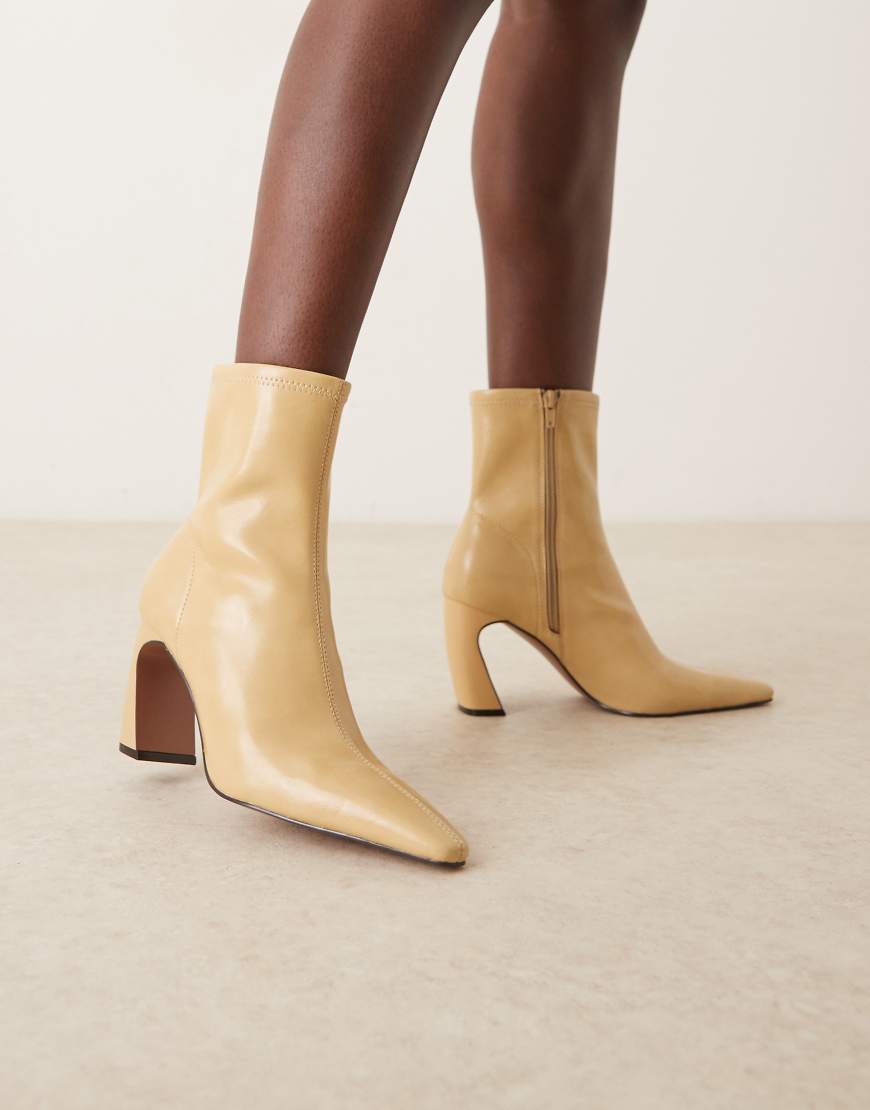 ASOS DESIGN - Esme - Stiefeletten in Buttermilchgelb mit Bananen-Absatz-Neutral von ASOS DESIGN
