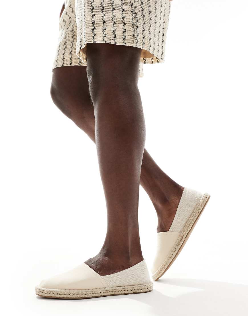ASOS DESIGN - Espadrilles aus Canvas-Mischgewebe in Wollweiß ASOS DESIGN - Espadrilles aus Canvas-Mischgewebe in Wollweiß von ASOS DESIGN