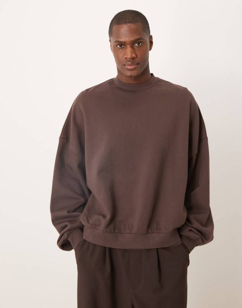 ASOS DESIGN - Essential - Braunes Sweatshirt in extremer Oversize-Passform von ASOS DESIGN