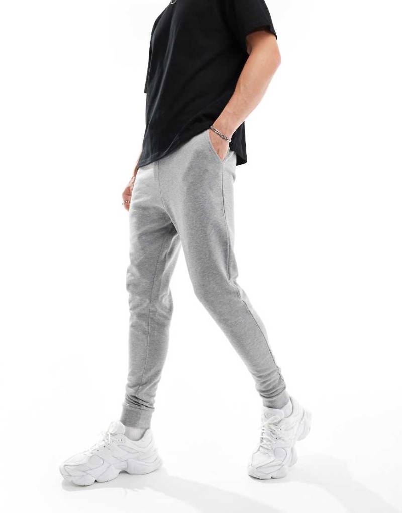 ASOS DESIGN - Essential - Enge Jogginghose in Grau meliert von ASOS DESIGN