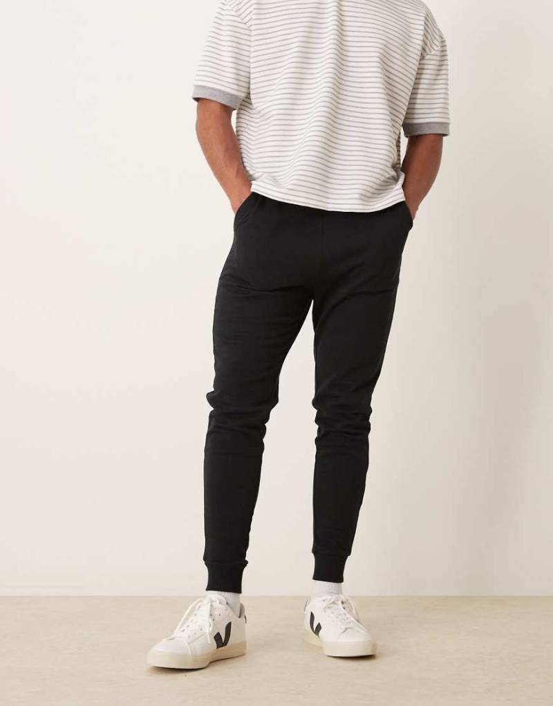 ASOS DESIGN - Essential - Enge Jogginghose in Schwarz von ASOS DESIGN