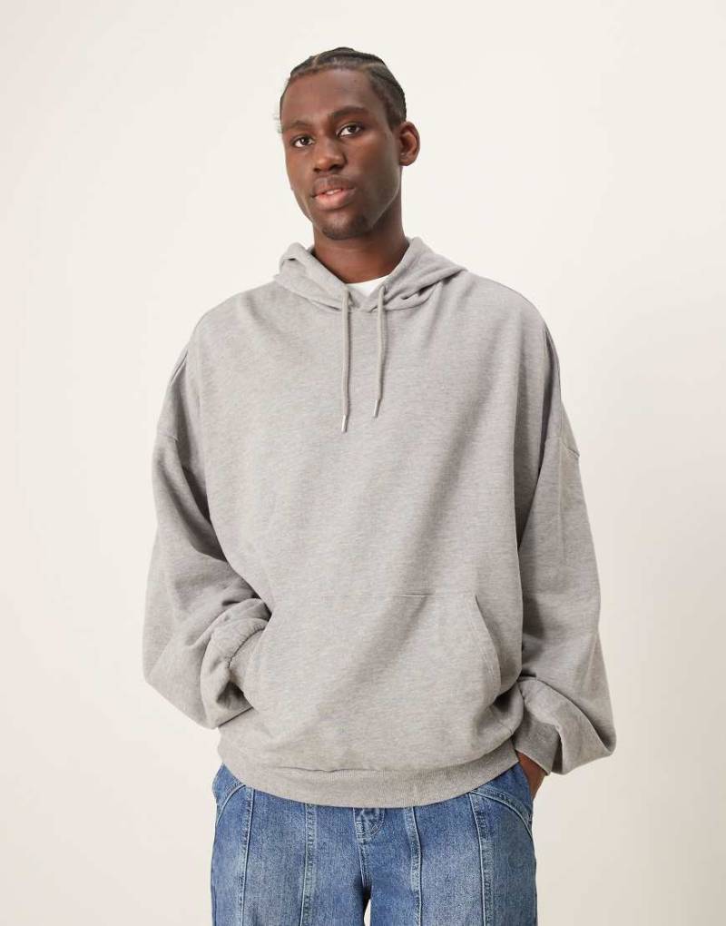 ASOS DESIGN - Essential - Extremer Oversize-Kapuzenpullover in Grau meliert von ASOS DESIGN