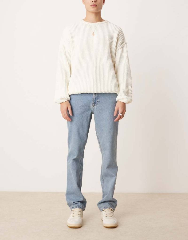 ASOS DESIGN - Jeans mit geradem Schnitt in mittelblauer Waschung von ASOS DESIGN