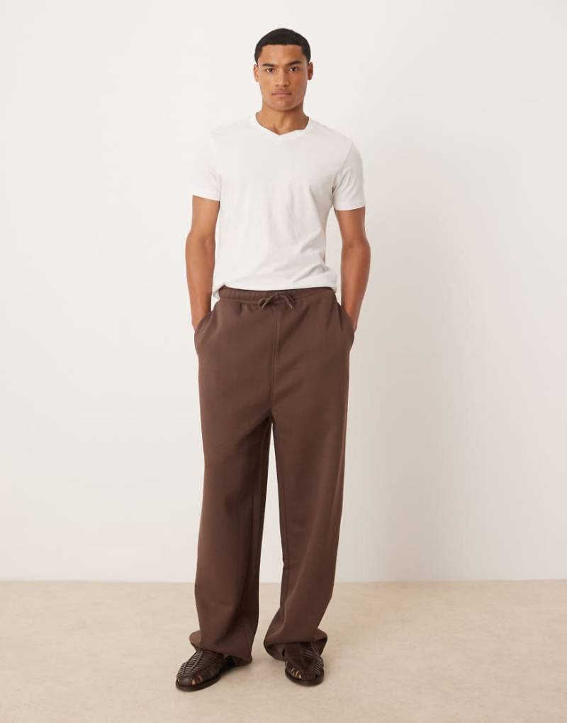 ASOS DESIGN - Essential - Jogginghose in Braun mit weitem Bein von ASOS DESIGN