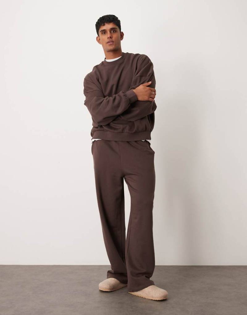 ASOS DESIGN - Essential - Jogginghose in Braun mit weitem Bein von ASOS DESIGN